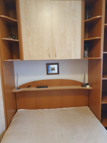 Dormitor complet: Dressing mare pe colt + Pat 140x200 cu sertar + Polite