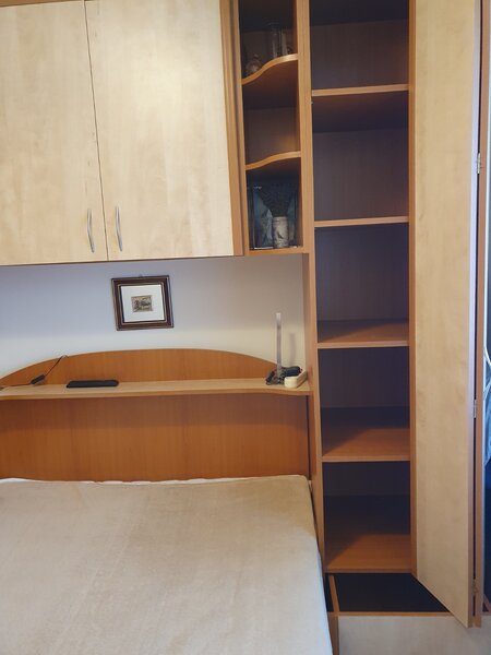Dormitor complet: Dressing mare pe colt + Pat 140x200 cu sertar + Polite