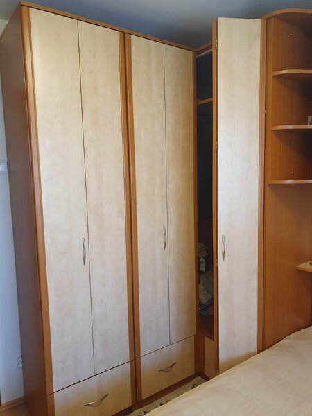 Dormitor complet: Dressing mare pe colt + Pat 140x200 cu sertar + Polite