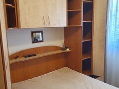 Dormitor complet: Dressing mare pe colt + Pat 140x200 cu sertar + Polite