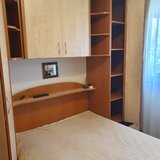 Dormitor complet: Dressing mare pe colt + Pat 140x200 cu sertar + Polite